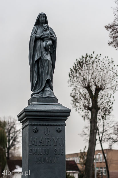 Nagrobek zmarłej w 1900 r. Marii z Milbergów Lesiewskiej, figura odtworzona na podst. zdjęcia archiwalnego