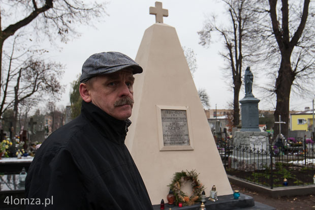 Wiceprezes TPZŁ Józef Babiel, w tle obelisk Powstania Listopadowego