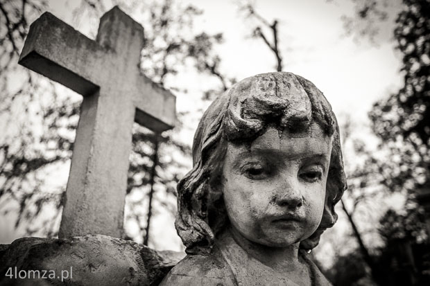 Pomnik dziecka na cmentarzu łomżyńskim