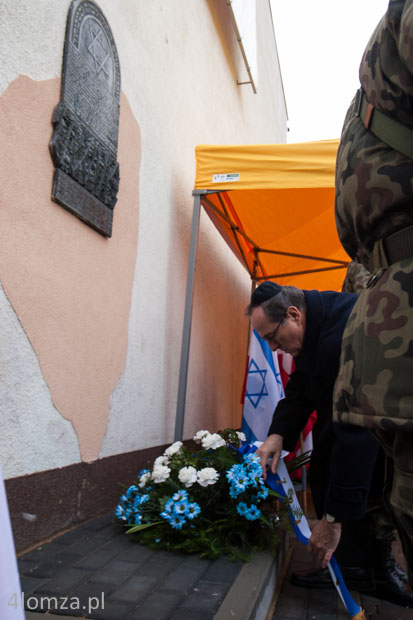 Ambasador Izraela w Polsce Zvi Rav-Ner składa wieniec przed tablicą memoratywną Żydów z getta w Łomży