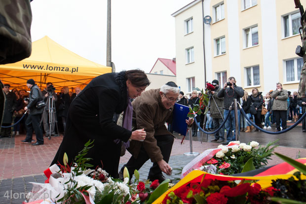 Wiceprzewodniczącej Grażyna Majer z gminy wyznaniowej żydowskiej w Warszawie i Jan Jagielski (Żydowski Instytut Historyczny) zapalają znicze