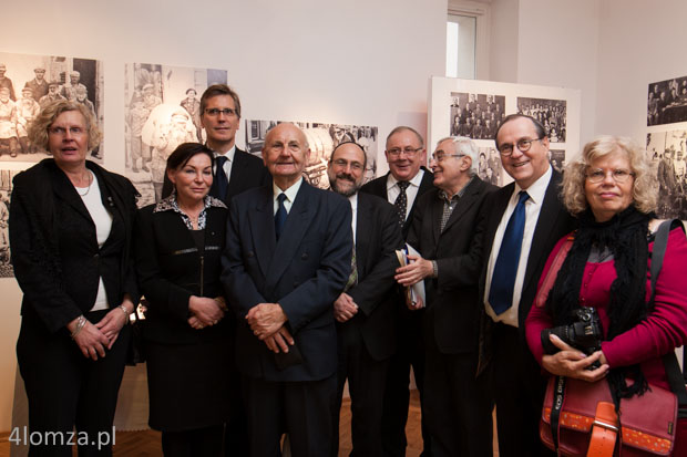 Ilona Massalska (dyrektor Fundacji Przyjaźni Polsko - Izraelskiej), Grażyna Majer (wiceprzewodnicząca gminy wyznaniowej żydowskiej w Warszawie), Dieter Reinl (radca kulturalny ambasady Republiki Federalnej Niemiec), Stanisław Świerczewski (wiceprezes Polskiego Towarzystwa Sprawiedliwych Wśród Narodów Świata), Michael Schudrich (naczelny rabin Polski), Mieczysław Czerniawski (prezydent Łomży), Jan Jagielski (Żydowski Instytut Historyczny), Zvi Rav-Ner (ambasador Izraela w Polsce) z małżonką