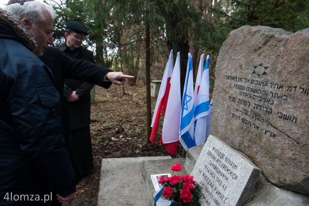 Naczelny rabin Polski Michael Schudrich z ks, Janem Krupką na grobach w miejscu masowych rozstrzelań Żydów przez Niemców w lesie koło Giełczyna