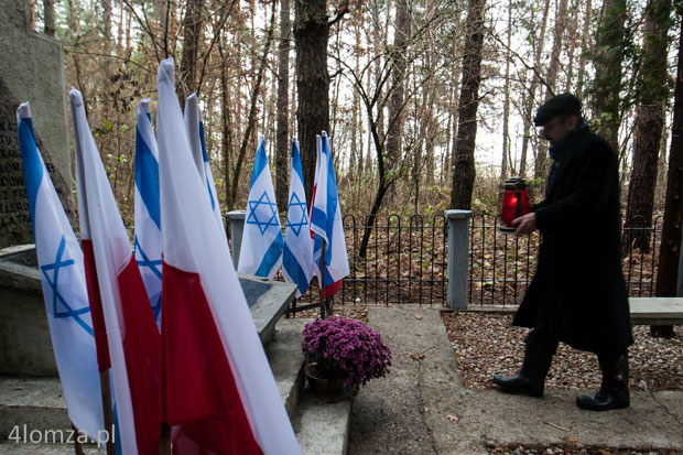 Naczelny rabin Polski Michael Schudrich na grobach w miejscu masowych rozstrzelań Żydów przez Niemców w lesie koło Giełczyna