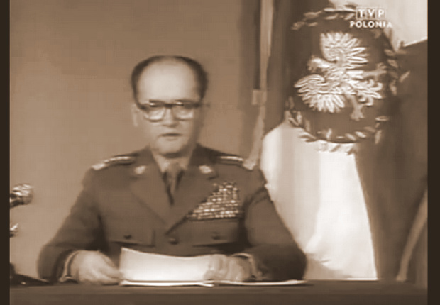 Gen. Wojciech Jaruzelski w nocy 12/13 grudnia 1981 stanął na czele junty – Wojskowej Rady Ocalenia Narodowego, która w czasie stanu wojennego (1981–1983) sprawowała faktyczną władzę w Polsce