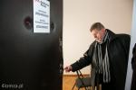 Foto: Uszkodzone drzwi i zamek do pomieszczeń europosła Jacka Kurskiego i posła Jacka Boguckiego z Solidarnej Polski