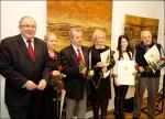 Foto: Prezydent Mieczysław Czerniawski z laureatami: Anna Bureś, Antoni Mieczkowski, Beata Antoniuk (odebrała nagrodę w imieniu męża Jarosława), Julita \