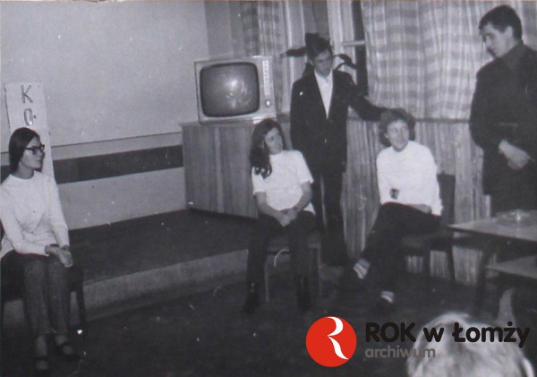 25 styczeń 1972 r. to kabaret w wykonaniu młodzieży z Łomży. Swoje występy przygotowali oni w ramach premiery programu kabaretowego pt. „Czym wbić gwóźdź”.