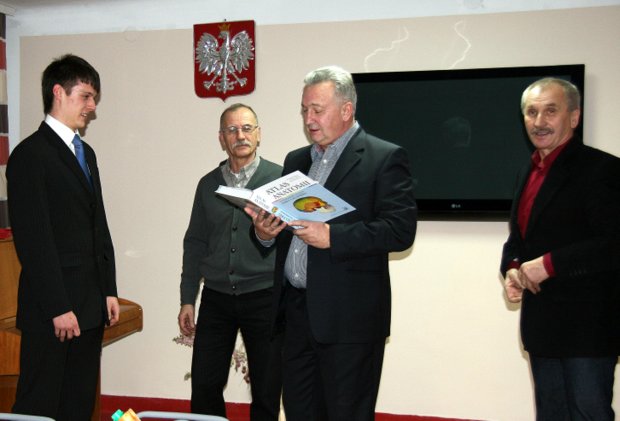 od lewej: Adrian Góralczyk, Lech Malinowski (sekretarz LKS-u), Roman Sarnacki (wiceprezes LKS-u) i trener Jan Kotowski