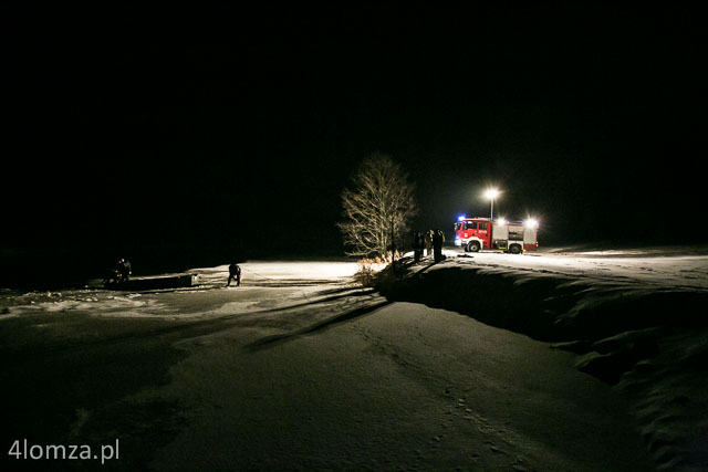 Strażacy wycinają kanał w lodzie
