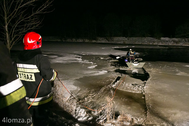Strażacy wycinają kanał w lodzie