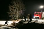 Foto: Strażacy wycinają kanał w lodzie