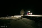 Foto: Strażacy wycinają kanał w lodzie