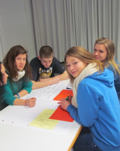 Uczniowie w grupach opracowują tematy w Sachsenhausen