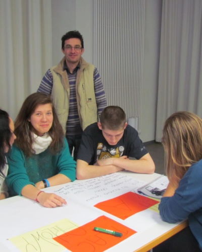 Uczniowie w grupach opracowują tematy w Sachsenhausen