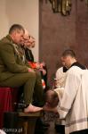 Foto: Biskup umywa stopy 12 mężczyznom z Łomży