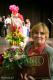 Joanna Manianin z wiązanką kwiatów, którą ma złożyć na grobie Hanki Bielickiej na Powązkach
