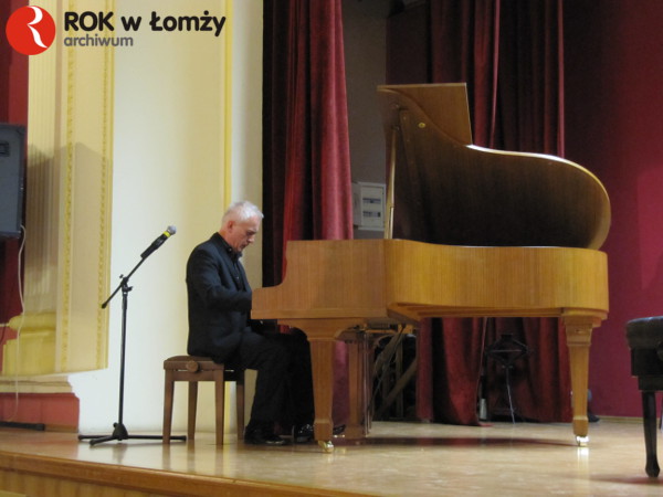 30 kwietnia 2010 r. koncert znanego pianisty Waldemara Malickiego pt. „Chopin, muzyka, młodość”, odbył się w II LO im. Marii Konopnickiej w Łomży z udziałem uczniów Państwowej Szkoły Muzycznej I i II stopnie w Łomży i Państwowej Szkoły Muzycznej I i II stopnia w Ostrołęce. Koncert poświęcony był twórczości Fryderyka Chopina.