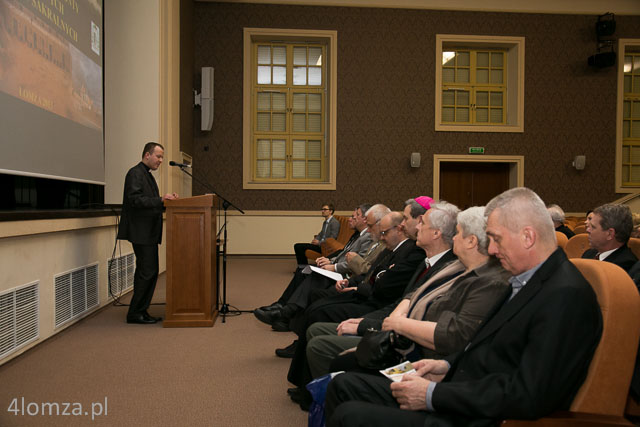 Ks. Tomasz Grabowski rozpoczyna konferencję