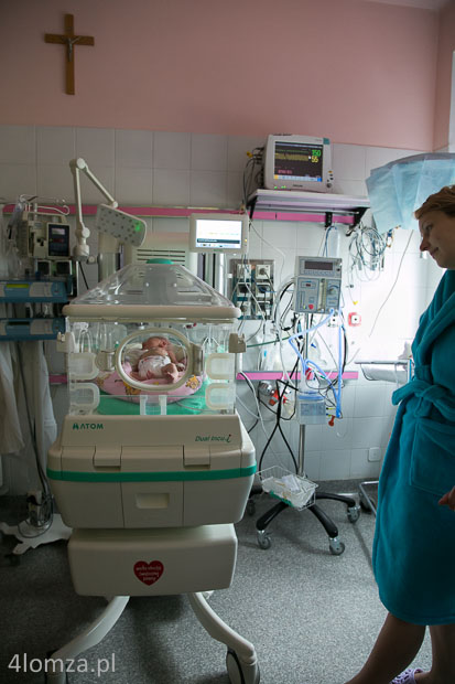 Mały Mateusz w inkubatorze hybrydowym pod okiem mamy