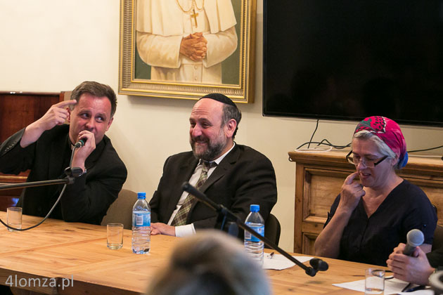 Ks. Jacek Czaplicki, naczelny rabin Polski Michael Schudrich i Satsita Khumaidova