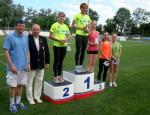 podium 3000m kobiet (od lewej stoją trener Andrzej Korytkowski, Krzysztof Piszczatowski - fizjoterapeuta, dwukrotny Olimpijczyk z Pekinu i Londynu). Na najwyższym podium Justyna Korytkowska