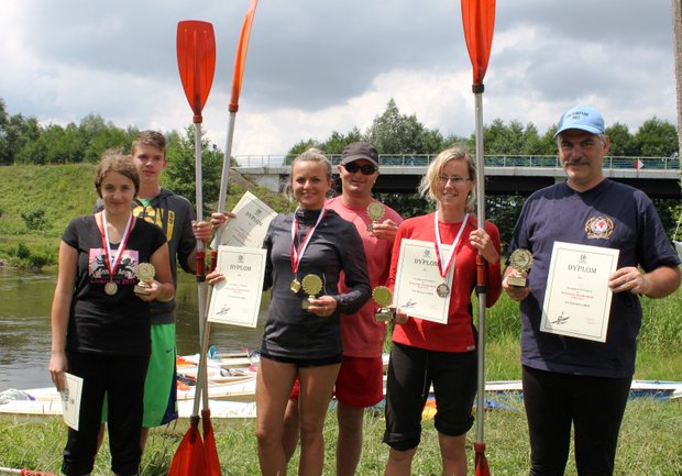Nagrodzeni w wyścigu kajakowym: I m. drużyna z Nysy (Magdalena Skrętkowicz i Grzegorz Jurecki), II m. drużyna \\\