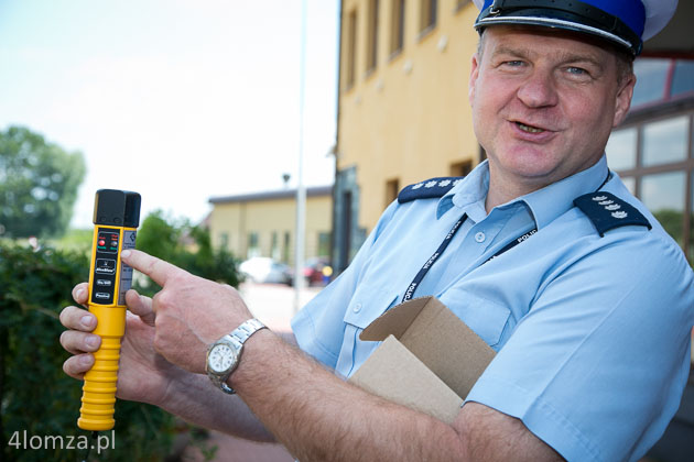Kom. Piotr Pietrzak ( naczelnik wydziału ruchu drogowego KMP w Łomży ) pokazuje urządzenie do pomiaru zawartości alkoholu w wydychanym powietrzu