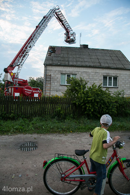 Grądy, strażacy pomagają zabezpieczyć dach