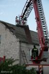Foto: Grądy, strażacy pomagają zabezpieczyć dach