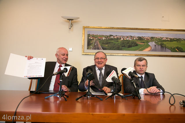 Podpisanie umowy na dofinansowanie modernizacji ulic - 23 kwietnia 2013 rok. Od lewej: Jarosław Dworzański, Mieczysław Czerniawski, Jacek Piorunek