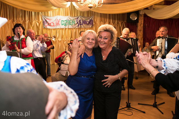 Zofia Kossakowska (po lewej) z koleżanką w szampańskim humorze