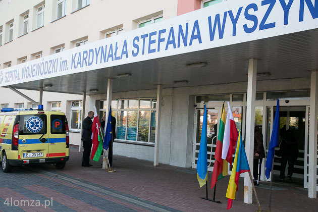 Wejście do szpitala udekorowane flagami