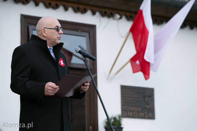 Uroczystości przed tablicą upamiętniającą Romana Dmowskiego w Drozdowie, starosta łomżyński Lech Szabłowwski