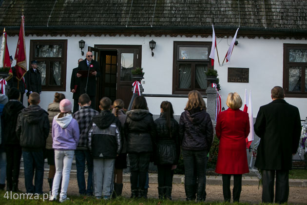 Uroczystości przed tablicą upamiętniającą Romana Dmowskiego w Drozdowie