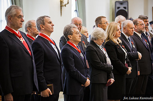 Dariusz Sapiński - drugi od lewej - wśród odznaczonych przez Prezydenta RP z okazji Święta Niepodległości (fot. Łukasz Kamiński, prezydent.pl)