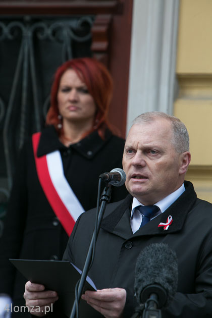 Uroczystości przed tablicą upamiętniającą Leona Kaliwodę w Łomży, poseł Lech Antoni KOłakowski
