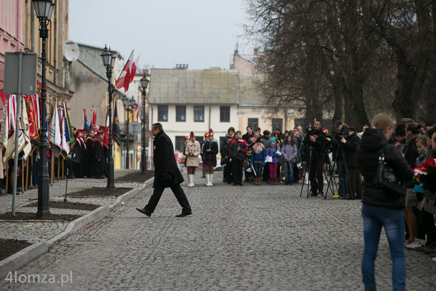 Uroczystości przed tablicą upamiętniającą Leona Kaliwodę w Łomży, wicewojewoda Wojciech Dzierzgowski
