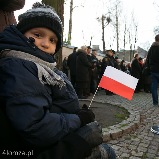 Uroczystości przed tablicą upamiętniającą Leona Kaliwodę w Łomży