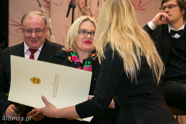 Prezydent Mieczysław Czerniawski, nagrodzona Anna Starachowska i Hanna Samson