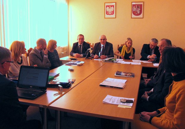 Podpisanie umów sprzedaży energii elektrycznej „Łomżyńskiej Grupy Zakupowej” (fot. Powiat Łomżyński)