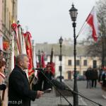 Foto: Uroczystości przed tablicą upamiętniającą Leona Kaliwodę w Łomży, członek zarządu województwa podlaskiego Jacek PIorunek