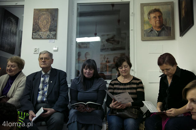 Wspólne czytanie poezji Marcina, od lewej: Krystyna Wagner, Henryk Borkowski, Anna Jakubowska, Teresa Hołubowicz, Zofia Pietrzak, Jolanta Święszkowska