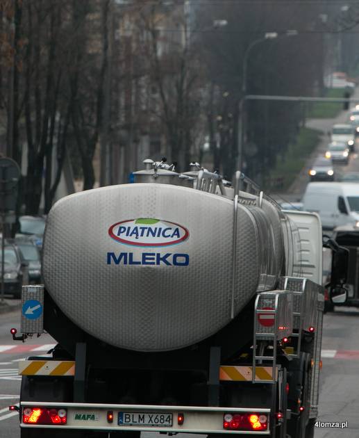Samochód OSM Piątnica przewożący mleko