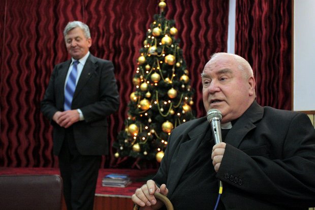 Witold Długozima (z tyłu) i ksiądz prałat Ferdynand Gryszko