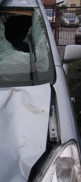 Uszkodzona toyota, która potrąciła mężczyznę w Chojnach. fot. KMP Łomża