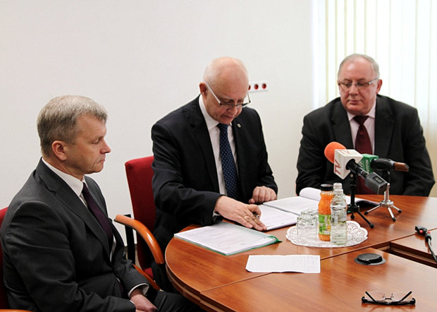 Podpisanie umowy w Urzędzie Marszałkowskim w Białymstoku. Od lewej: Jacek Piorunek, Jarosław Dworzański, Mieczysław Czerniawski. (for. UM WP)