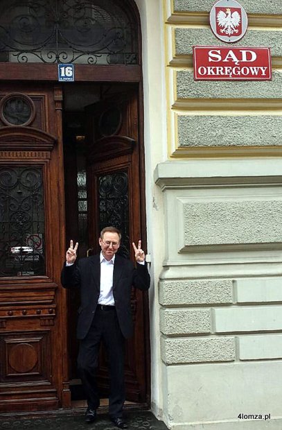 Jacek Karwowski wychodzi z gmachu Sądu Okręgowego w Łomży