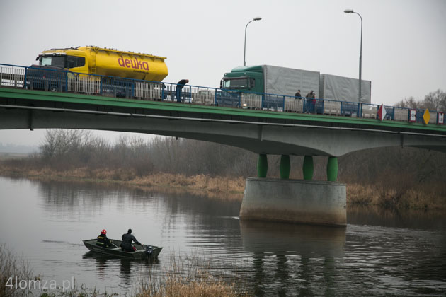 Poszukiwania mężczyzny, który skoczył z mostu do Narwi. 18 grudnia 2013r.