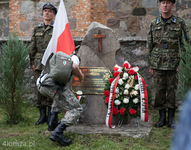 Warta honorowa Związku Piłsudczyków ze Szczuczyna przy gróbie symbolicznym mjr. Jana Tabortowskiego ps. 